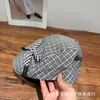 Boné Forward Xadrez com Laço Fofo Estilo Coreano para Mulheres Primavera/Verão 2026 Moda Casual Redutor de Idade Boina Doce Atacado