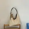 Bolsa de ombro grande capacidade, estilo novo 2026, para uso transfronteiriço, para mulheres, com design retrô em couro macio, adequada para o trajeto diário e versátil para o uso cotidiano.