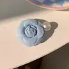 Dulce Atmósfera de Vacaciones en la Playa junto al Mar con Flores de Hibisco de Colores, Pasadores Bohemios de Plumeria y Accesorios Florales para el Cabello