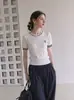 Camiseta de tricô branca listrada bordada super estilosa de manga curta para mulheres, estilo universitário de verão, acinturada, top versátil e emagrecedor para mulheres