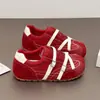 Tênis de treino alemães prateados com elevação interna e solas grossas para mulheres, novos tênis casuais de plataforma da primavera de 2026, sapatos brancos estilo balé, sapatos Cortez