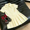 Vestido Infantil Estilo Coreano 2026 Chegada Nova de Verão Menina Estilosa Amarelo Gola Lapela Manga Curta Saia Plissada Tendência