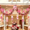 Guirnaldas y adornos colgantes de decoración para el Día de San Valentín chino para centros comerciales y joyerías, creando un ambiente atmosférico para fondos de fotos románticos