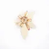 Nueva colección de broches de flor de acrílico con diseño vintage, borlas de camelia, accesorios para mujer, joyería transfronteriza al por mayor