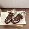 Tênis de treino alemães estilo retrô, com blocos de cor em paleta de cores Maillard, nova coleção outono 2026 feminina, tênis atléticos casuais e versáteis