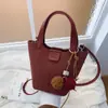 Bolso de mano vintage para mujer, nuevo y moderno 2026, bolso de hombro popular de alta gama para el trabajo y los desplazamientos, bolso cruzado tipo cubo