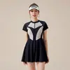 Roupa de banho esportiva plus size, conservadora e modeladora, que esconde a barriga, estilo maiô esportivo com saia, simples e rejuvenescedor, para mulheres um pouco cheinhas, maiô plus size