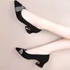 Zapatos de salón negros de punta fina con pedrería para mujer, tacones altos, nuevo modelo de otoño 2026, tacón grueso, zapatos de trabajo cómodos de tacón medio-bajo