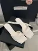 Primer Encuentro con las Sandalias de Tacón Alto Cuadradas de Estilo Coreano de Lujo Ligero, Sandalias Slip-On Versátiles con un Toque de Alta Gama y Tacones Delgados