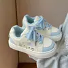 Zapatos Deportivos para Niñas 2026 Nuevo Estilo Bordado de Gato Lindo para Niños Zapatos Blancos Versátiles Casuales para Niñas Zapatos de Tabla para Estudiantes