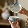 Taza de té de porcelana azul y blanca pintada a mano con esmalte debajo, featuring un pez jugando con una flor de loto, una nueva taza de té kung fu de estilo chino