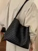 Bolsa de palha trançada estilo vintage coreano com textura única, bolsa de ombro e de axila simples e de nicho para o verão de 2026