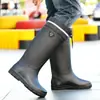 Nuevas botas de lluvia de estilo británico para hombre, antideslizantes, impermeables, de caña corta, con suela gruesa, adecuadas para uso en la cocina, obras de construcción y como cubrebotas, proporcionando calidez y protección contra la lluvia.
