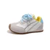 Nuevos estilos de primavera y otoño de zapatillas de estilo coreano para niños: zapatillas de malla transpirables, antideslizantes y de suela blanda, zapatillas de papá y zapatillas blancas versátiles