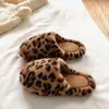 Chinelos de algodão transfronteiriços, quentes e com sola grossa para outono e inverno, com sola antiderrapante, forro de pelúcia e uma sensação aconchegante, perfeitos para casais e projetados para manter os pés aquecidos e confortáveis no inverno.