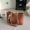 Outono de 2026 Novo Clássico Grande Capacidade Elegante Lenço de Seda Acessório Versátil Simples Toque de Luxo Bolsa Tote de Ombro Único ou de Mão