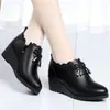 Sapatos femininos de corte profundo com sola macia, novo estilo outono 2026, salto anabela, sapatos para mães de meia-idade, sapatos femininos de couro, sapatos confortáveis para mulheres de meia-idade e idosas
