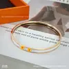 Pulseira de esmalte com letras ultrafinas para mulheres, banhada a ouro V 18K, pulseira de esmalte redonda fechada com um toque de luxo, pulseira de letras