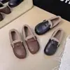 Outono/Inverno 2026 Novos Sapatos de Algodão Retrô com Fivela Mágica de Couro Macio, Acolchoados com Lã de Cordeiro, Quentes, Antiderrapantes, com Solado Macio, Sapatos da Moda