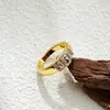 Anillo Estilo Retro Simple Transfronterizo Europeo y Americano Electrochapado al Vacío en Oro de 18K Incrustado con Circonitas de Colores y Esmalte de Porcelana Azul y Blanca