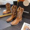 Botas Western Cowboy de Veludo Bordado Retrô Femininas 2025 Outono Novas Botas de Cavaleiro de Salto Grosso Mais Fáceis de Combinar Botas de Cano Médio