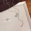 Colar de Corrente Osso de Cobra com Pingente de Bola de Floco de Neve de Zircônia, Estilo Novo Outono/Inverno para Mulheres, Acessório de Corrente Longa para Suéter de Moda de Luxo Leve para Mulheres