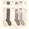 Calcetines tobilleros modernos, a la moda y con estilo, con un dobladillo de volantes, que presentan un diseño de dos piezas simulado, etiqueta de tela y patrón de punto calado, recomendados por populares influencers de internet