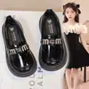 Sapatos de Couro para Meninas Estilo Outono/Inverno 2026 Moda Academia Versátil Sapatos de Princesa para Meninas Baixos Bico Redondo Slip-on Planos