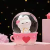 Bola de Cristal de Escritorio Iluminada Mini de Dibujos Animados Más Vendida con Copos de Nieve de Manivela y Conejito Lindo, un Regalo Sorpresa para Estudiantes