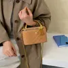 Bolsa Doce de Luxo para Revenda Bolsa Quadrada Pequena Bolsa Feminina Outono 2026 Nova Cor Sólida Xadrez Bolsa de Ombro Única Bolsa Transversal Tendência