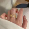 Anillo Abierto Flor Calada Chapado en Oro Real de 18K Circonita Anillo Versátil Retro para Dedo Índice Lujo Accesible Joyería de Mano de Gama Alta
