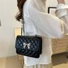 Bolsa de Moda com Laço para Axila para Mulheres 2026 Simples Acolchoada com Corrente Pequena Quadrada Bolsa de Ombro Tendência Francesa Atacado