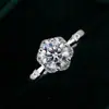 Anillo de Plata de Ley S925 con Moissanita de 1 Quilate Anillo Clásico de Seis Garras Flor Completo con Banda de Diamantes Lujo Ligero Versátil Regalo