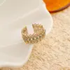 Anillo retro floral en tono café dorado, una pieza lujosa y única con un aire de alta gama, diseñado para apilar, con un borde de encaje, y perfecto para el dedo índice, ofreciendo un estilo moderno e individual