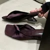 Primer Encuentro con las Sandalias de Cuña Cuadradas Plisadas de Terciopelo Estilo Francés para Mujer, Adecuadas para Uso al Aire Libre en Verano, con un Ambiente Vintage y de Lujo Ligero