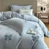 Juego de cuatro piezas de algodón cepillado grueso, fresco y simple estilo Ins, cálido y grueso para invierno, ropa de cama bordada floral de algodón puro 4 piezas