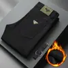 Jeans Blancos de Alta Gama Estilo Europeo a Prueba de Tres Elementos para Hombre, Corte Delgado, Elásticos, Pantalones Cónicos, Versión Forrada de Felpa Otoño e Invierno 2026, Cálidos