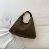 Bolsa tote retrô da moda estilo coreano para mulheres, nova coleção outono 2026, apresentando um design único, textura de alta qualidade e adequada para uso casual e para o trabalho.; uma bolsa de ombro que também pode ser carregada sob o braço