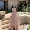 Vestido de foto rosa súper de cuento de hadas, estilo vacacional, vestido largo etéreo con cuello halter, entallado en la cintura, ajustado, vestido largo que realza la figura