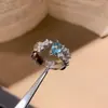 Anel Aberto Redondo de Zircônia Super Brilhante, Luxo Leve, Moda de Alto Padrão, Anel Simples para Dedo Indicador, Joia de Mão de Nicho Inspirada em Design para Mulheres
