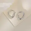 Brincos Versáteis em Forma de Coração Vazado Estilo Coreano Amanhecer de Primavera para Mulheres, Brincos Doces e Modernos de Coração de Pêssego Pequeno Ins