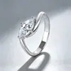 Anillo de moda europeo y americano de plata de ley s925, nicho irregular, brazo retorcido tipo marquesa, moissanita, anillo simple de lujo ligero para mujer