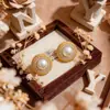 Moda Europea y Americana Elegantes Versátiles Metálicos Arena Dorada Patrón Trenzado Pendientes de Perla para Mujer Nicho Diseño de Lujo Ligero Pendientes