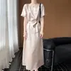 Vestido Feminino de Cetim Sedoso com Gola Redonda, Manga Curta, Cor Sólida, Cintura Alta com Cinto, Comprimento Médio, Novo Estilo Primavera/Verão 2026