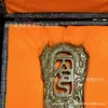 Pingente Esculpido em Jade Xiu com Quatro Dragões Cercando um Padrão de Máscara de Besta, Design Vazado, Ornamento de Jade Estilo Chinês, Acessório para Homens e Mulheres