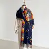 Bufanda de letras lujosa con patrón de diamantes de colores, estilo europeo y americano, tacto de alta gama, cálida y versátil para otoño e invierno, elegante chal con flecos para usar sobre la ropa