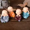 Lindo cuatro pequeños monjes creativos Shaolin pequeña muñeca decoración del coche artesanía de resina regalo al por mayor