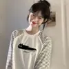 Camiseta de Manga Larga con Estampado Divertido Nuevo Otoño 2025 Moda Femenina Versátil Diseño de Empalme a Rayas en Contraste