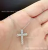 Collar de cruz en tamaños grande y pequeño, completamente incrustado de diamantes, diseño clásico, lujo ligero, versátil para capas diarias, regalo de alta gama para parejas