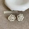 Brincos de Camélia de Metal Vazado com Pérola para Mulheres, Design de Nicho, Único, Simples, Versátil, Brincos Estilosos